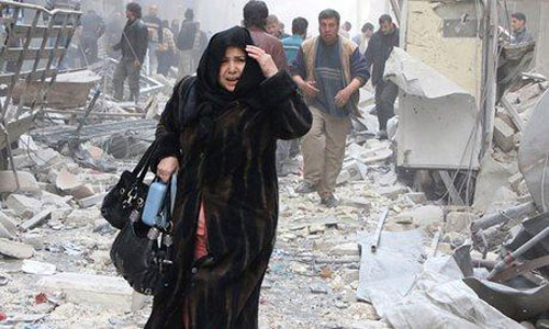 Người phụ nữ tìm kiếm người thân bên đống đổ nát ở Aleppo, Syria - tháng 8, 2016.