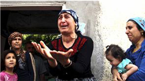 Người phụ nữ Kurd ở Thổ Nhĩ Kỳ đang phản ứng với báo giới.