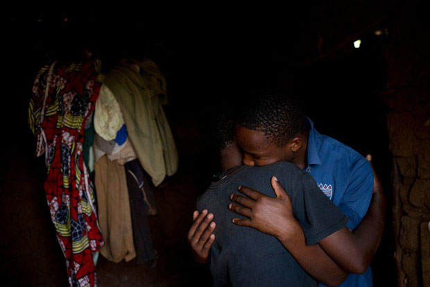 Jean - Pierre gặp lại mẹ sau khi UNICEF giúp anh và các bạn bè cùng trang lứa khác rời khỏi nhà tù.