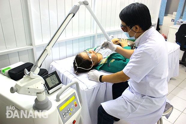 Bệnh viện Da liễu Đà Nẵng không ngừng đầu tư thiết bị, nhân lực để đáp ứng nhu cầu người bệnh.