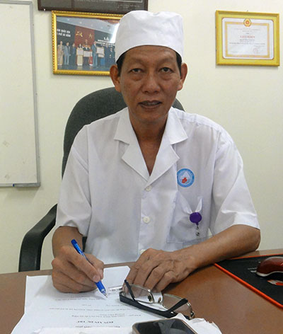 Bác sĩ Kim Văn Hùng, Giám đốc Bệnh viện Da liễu Đà Nẵng.