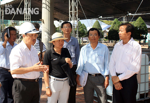 Sau khi kiểm tra, Phó Chủ tịch UBND thành phố Đặng Việt Dũng (bìa trái) đã yêu cầu điều chỉnh một số chi tiết ở các điểm tổ chức thi đấu.
