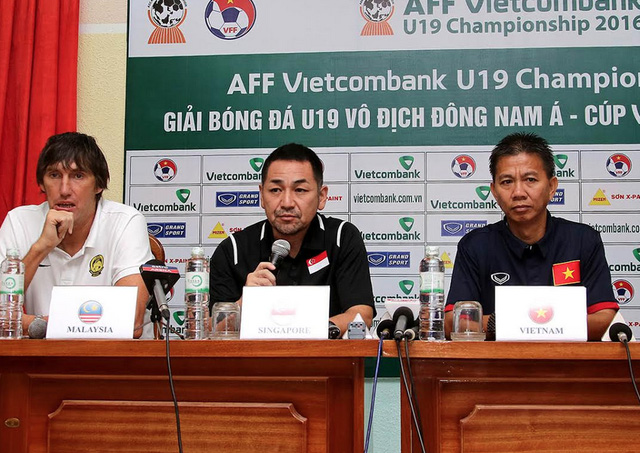 HLV Hoàng Anh Tuấn (phải) tự tin vào cơ hội của U19 Việt Nam