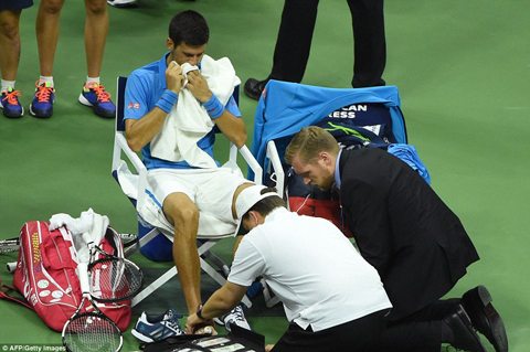 Djokovic bất lực khi đau bàn chân ở set thứ 4