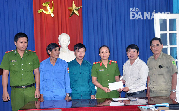 Đại diện UBND phường Thọ Quang khen thưởng lực lượng tham gia phát hiện bắt giữ vụ mua bán “cỏ Mỹ” ở quán cà-phê Chị Bảy.