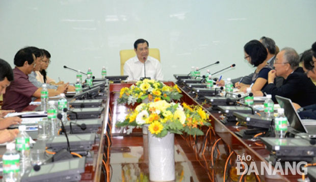 Chủ tịch UBND thành phố Huỳnh Đức Thơ chủ trì buổi làm việc.			                      Ảnh: HIỀN TRANG