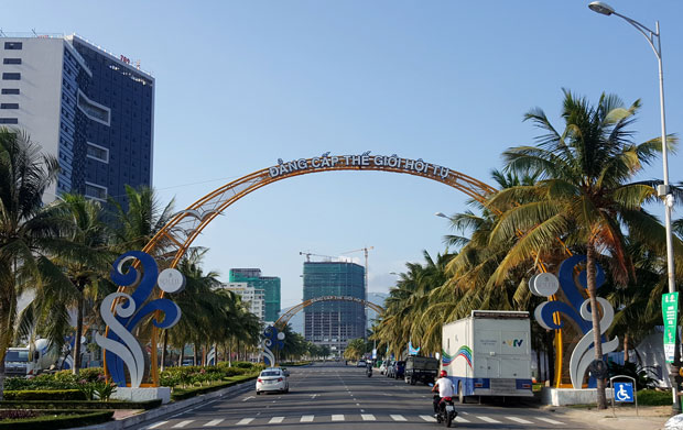 Những tuyến đường lớn như Phạm Văn Đồng, Trường Sa, Hoàng Sa, Võ Nguyên Giáp… được trang trí bắt mắt chào mừng quan khách và vận động viên các nước.