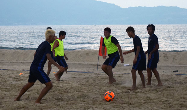 Các vận động viên môn bóng đá bãi biển tập làm quen sân bãi. 