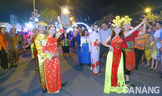 Trong trang phục truyền thống, các vũ công giới thiệu đến du khách và các đoàn vận động viên tham gia ABG nét đẹp văn hóa của người Việt.
