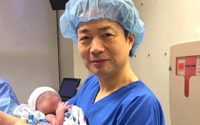 Bác sỹ John Zhang và em bé. (Nguồn: Telegraph)