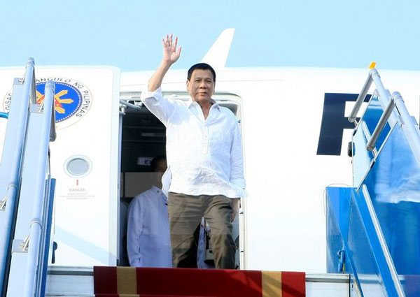 Tổng thống Philippines Rodrigo Duterte đến sân bay Quốc tế Nội Bài. Ảnh: TTXVN