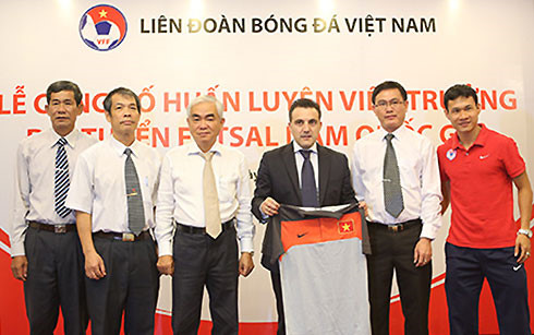 Ngày 27/3/2014, VFF chính thức làm lễ ra mắt tân HLV trưởng ĐT Futsal Việt Nam - Bruno Formoso. (Ảnh: VnExpress).  