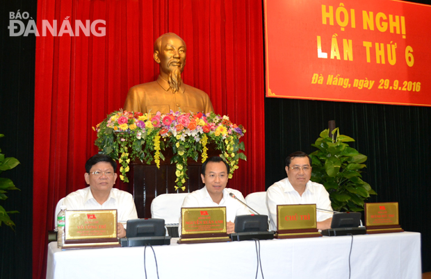 Bí thư Thành ủy Nguyễn Xuân Anh (giữa) chủ trì điều hành hội nghị 