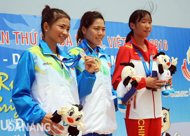 Ba cô gái Việt Nam Nguyễn Thị Oanh, Phạm Thị Huệ, Lò Thị Thanh (từ trái sang) đã thống trị tuyệt đối nội dung Chạy băng đồng nữ. 				                  Ảnh: ANH VŨ