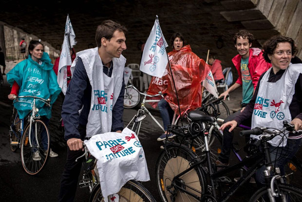 Những người đi xe đạp mặc áo bib mang dòng chữ “Paris không ô-tô” đi dọc theo bờ sông Seine (Pháp) để kêu gọi mọi người hưởng ứng.