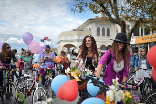 Những người phụ nữ Thổ Nhĩ Kỳ lại có dịp ra đường bày tỏ ý kiến của mình về các vấn đề xã hội, lần này là kêu gọi mọi người dùng các phương tiện giao thông khác như xe đạp chẳng hạn thay cho ô-tô.