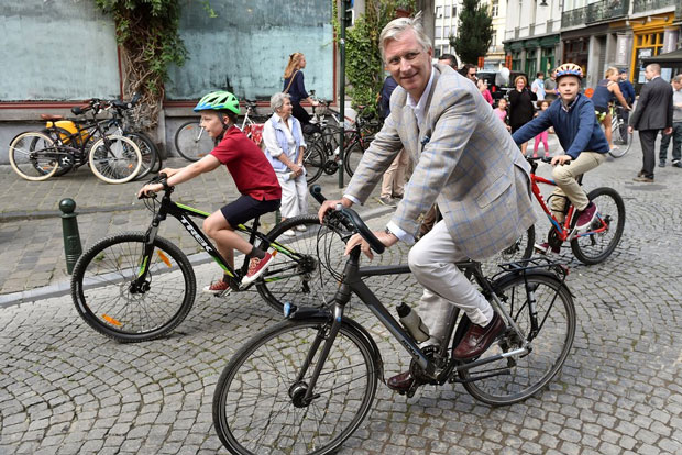 Vua Philippe của Bỉ cùng hai hoàng tử Emmanuel và Gabriel đạp xe trên đường phố Brussels để cổ động cho việc sử dụng xe đạp nhiều hơn trong tương lai. 