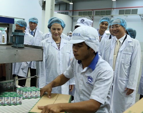 Chủ tịch Quốc hội Nguyễn Thị Kim Ngân và các đại biểu tham quan khu vực đóng gói sản phẩm sữa nước tại Nhà máy Angkor. 