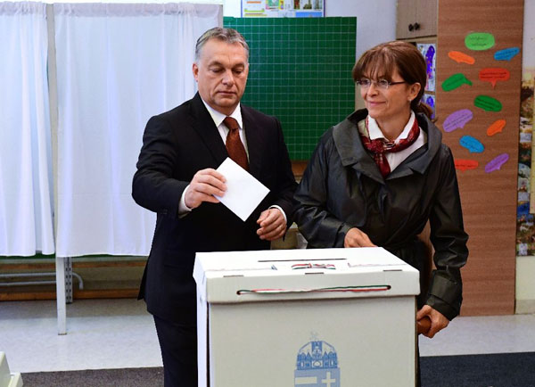 Thủ tướng Viktor Orban cùng vợ đi bỏ phiếu ở thủ đô Budapest. Ảnh: AFP