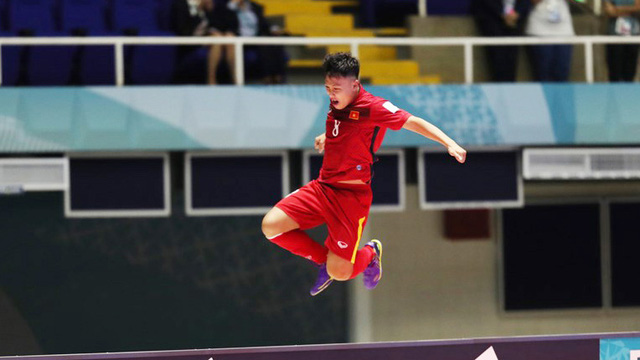Minh Trí lại có dịp bay bổng khi bàn thắng của anh nằm trong nhóm 10 bàn thắng đẹp nhất World Cup futsal 2016