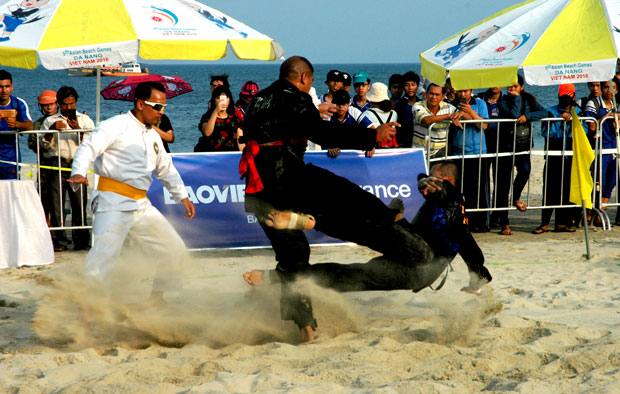 Màn ‘’quét chân’’ trong  thi đấu môn Pencak Silat của  võ sĩ Việt Nam với võ sĩ Ấn Độ.