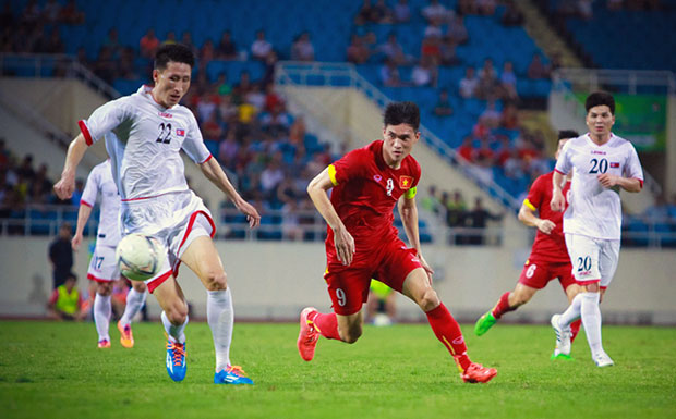 Bằng lối chơi hợp lý, Công Vinh (áo đỏ) cùng đội tuyển Việt Nam đã giành chiến thắng vang dội trước đối thủ mạnh Triều Tiên (áo trắng). Ảnh: ĐĂNG HUỲNH