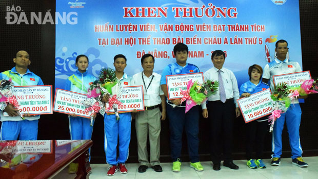 Phó Chủ tịch UBND thành phố Đặng Việt Dũng (thứ ba, từ phải sang) trao thưởng cho các VĐV đạt thành tích xuất sắc tại ABG 5.