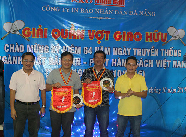 Ban tổ chức trao giải nhất cho cặp Nguyễn Văn Định và Nguyễn Quốc Anh (Vụ công tác miền Trung - Tây Nguyên, Văn phòng Quốc hội )