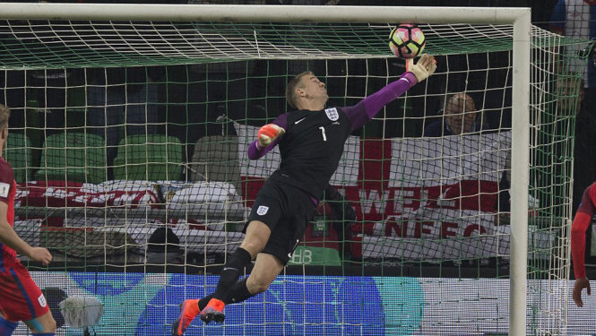 Một tình huống cứu thua cho tuyển Anh của thủ môn Joe Hart. Ảnh: Getty Images