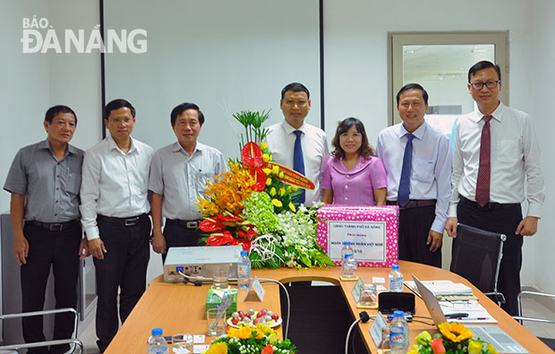 Phó Chủ tịch UBND thành phố Hồ Kỳ Minh cùng đại diện sở, ngành thăm và tặng quà Công ty TNHH TCIE Việt Nam tại Khu công nghiệp Hòa Khánh. Ảnh: DUYÊN ANH
