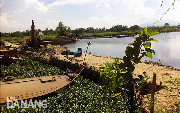 Đập tạm ngăn mặn trên sông Vĩnh Điện tại Tứ Câu làm gia tăng nhiễm mặn ở hạ lưu khu vực thành phố Đà Nẵng và ảnh hưởng khả năng khai thác nước mặt tại Nhà máy cấp nước Cầu Đỏ.