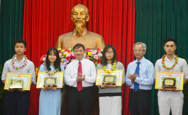 Phó Chủ tịch UBND thành phố Đặng Việt Dũng trao thưởng cho các em đạt Giải thưởng khuyến tài Huỳnh Thúc Kháng năm học 2015 - 2016.