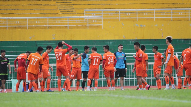 Đội tuyển Việt Nam vẫn đều đặn tập luyện trên sân Thống Nhất