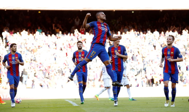 Niềm vui của Rafinha sau khi mở tỉ số cho Barcelona. Ảnh: Reuters