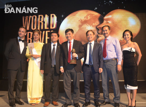 On behalf of Da Nang’s authorities and locals, Vice Chairman Dung (centre) receives the award