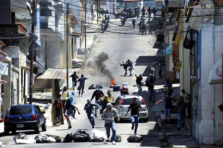 Xung đột giữa người biểu tình và lực lượng cảnh sát chống bạo động tại San Cristobal, Venezuela ngày 24-10 - Ảnh: Reuters