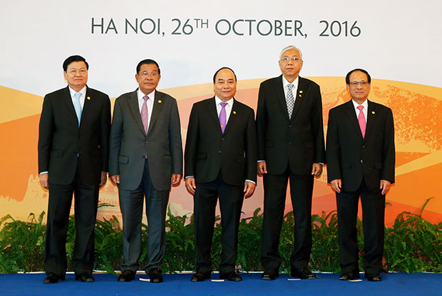 Thủ tướng Nguyễn Xuân Phúc chụp ảnh chung với các Trưởng đoàn tham dự  hội nghị cấp cao hợp tác Campuchia - Lào - Myanmar - Việt Nam lần thứ 8 (CLMV 8).               Ảnh: TTXVN