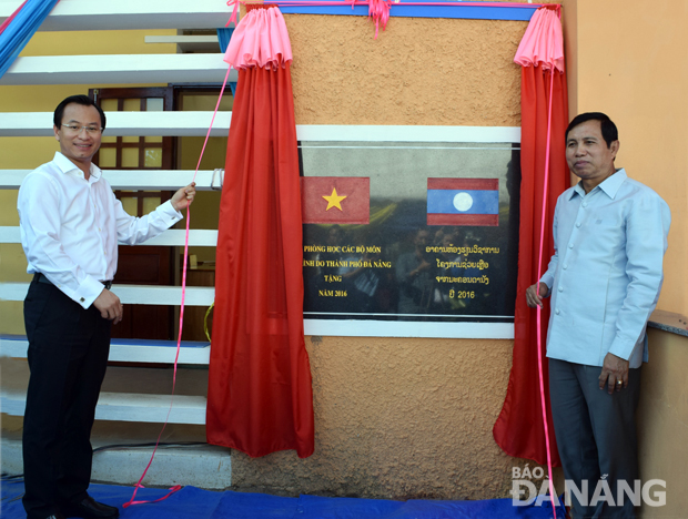 Bí thư Thành ủy, Chủ tịch HĐND thành phố Nguyễn Xuân Anh dự lễ khánh thành Trường Trung học Hữu nghị Đà Nẵng-Salavan.