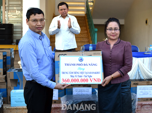 Phó Chủ tịch UBND thành phố Hồ Kỳ Minh trao tặng 30 bộ máy vi tính để bàn kèm tai nghe cho Trung tâm tiếng Việt tỉnh Savannakhet.
