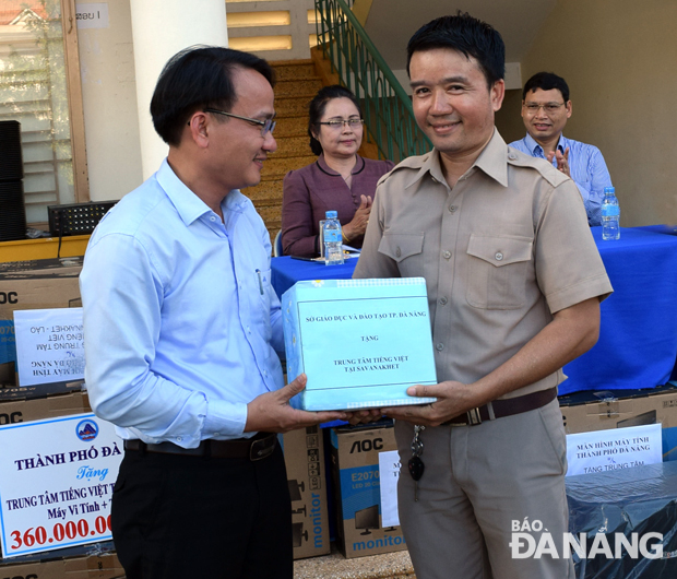 Giám đốc Sở GD-ĐT thành phố Nguyễn Đình Vĩnh tặng sách tiếng Việt cho Trung tâm tiếng Việt tỉnh Savannakhet.