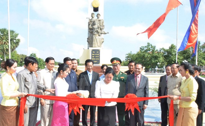 Cắt băng khánh thành Đài tưởng niệm Quân tình nguyện Việt Nam tại thủ đô Phnom Penh. (Ảnh: Vietnam+)
