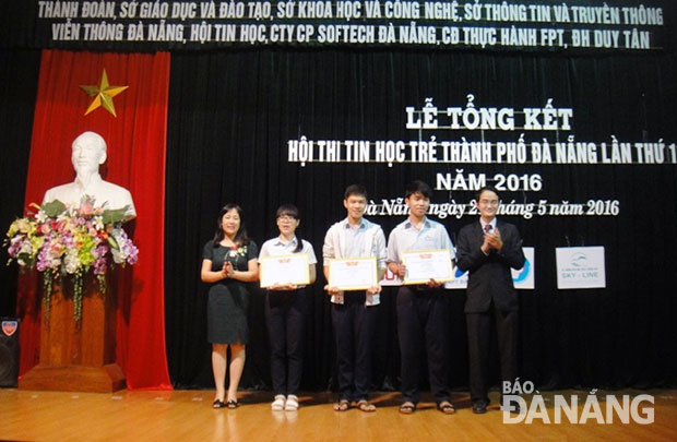 Đại diện Trường ĐH Duy Tân trao giải thưởng cho thí sinh đoạt giải tại Hội thi Tin học trẻ Đà Nẵng lần thứ 19. Ảnh: T.Y