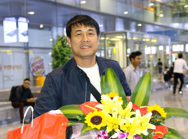 HLV Hữu Thắng tươi cười khi xuống sân bay Nội Bài, Hà Nội, sau hành trình kéo dài hơn 4 giờ bay từ Hàn Quốc.