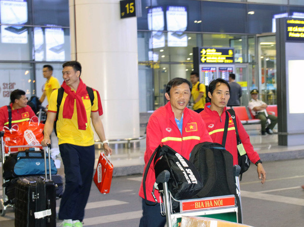 Thủ môn Đặng Văn Lâm cười đùa vui vẻ sau BHL ĐT Việt Nam trên đường rời sân bay về khách sạn.