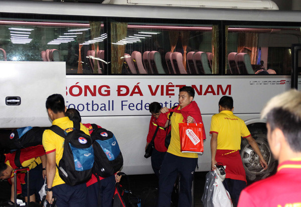 Các cầu thủ cùng BHL cất đồ lên xe đón ĐT Việt Nam của VFF.
