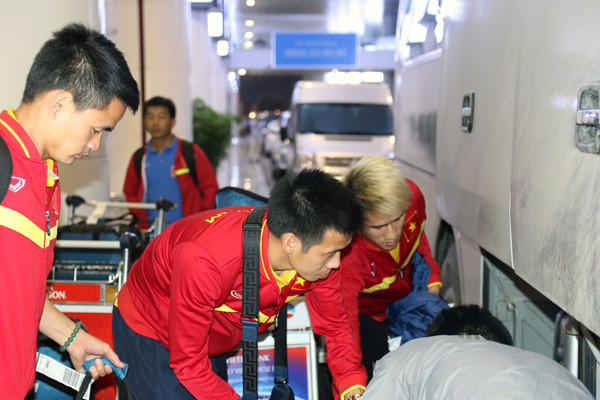 Văn Quyết và Tiến Thành cùng các đồng đội xếp hành lý cá nhân vào thùng đồ xe bus. Trước đó, tất cả các trang thiết bị tập luyện của đội đã được VFF bố trí 1 xe tải để tập kết về Trung tâm đào tạo bóng đá trẻ Việt Nam..