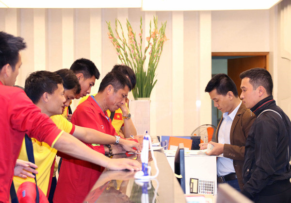 Thầy trò HLV Hữu Thắng làm thủ tục ở khách sạn La Thành, điểm 