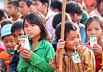 Vinamilk tiên phong chương trình Sữa học đường đến với trẻ em Đắk Nông