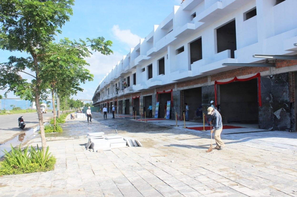 Dãy nhà phố thương mại – shophouse Marina Complex được hoàn thiện mặt ngoài và bàn giao cho khách hàng.