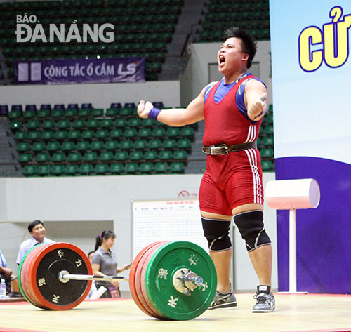 Niềm vui của đô cử Nguyễn Văn Trọng (An Giang) sau khi phá rất sâu kỷ lục quốc gia ở hạng cân trên 105 kg.